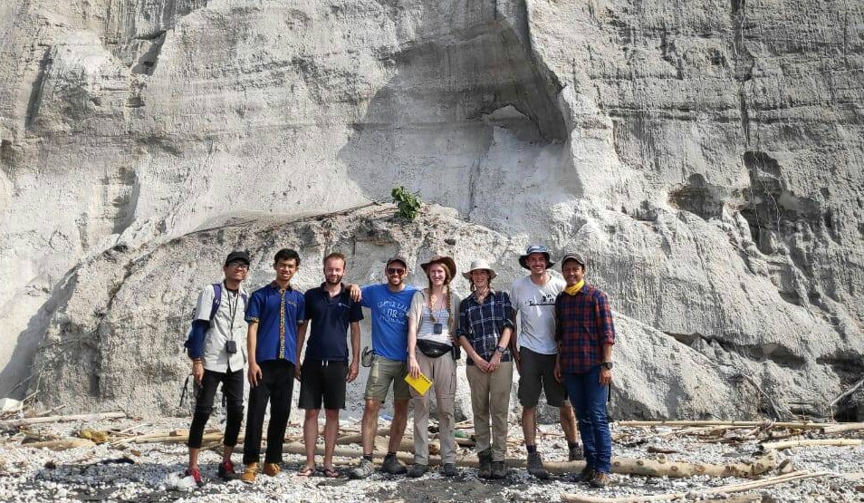 Peneliti ITB Bersama Para Geologist Inggris Lakukan Penelitian Anak Krakatau