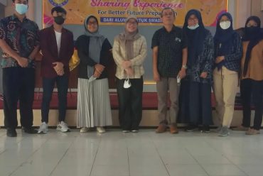 Kegiatan Alumni mengajar dari ITB oleh Wakil Dekan Bidang Sumberdaya, alumni SMAN 2 Jombang