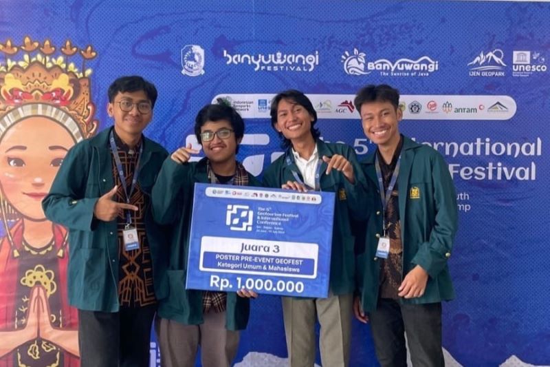 Tim Mahasiswa ITB Juara 3 Youth Poster Internasional, Angkat Potensi Etnosains di Gunung Semeru