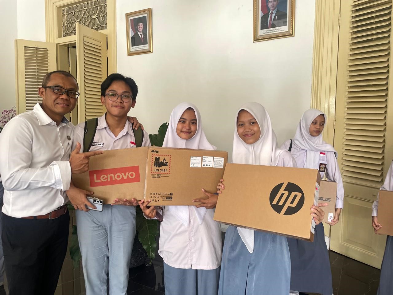 Bantuan Laptop Gubernur Jawa Barat untuk Mahasiswa ITB