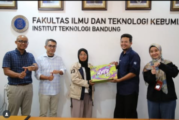Pemberian Laptop untuk Alifa