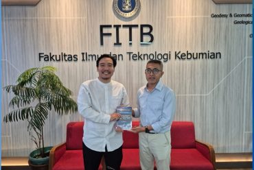 Penyerahan Buku Berjudul “Mengurai Kebijakan Perizinan dan Investasi di Sektor Sumber Daya Alam”